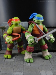 2012 Nickelodeon Teenage Mutant Ninja Turtles TMNT Leonardo and Michelangelo in front of alley diorama